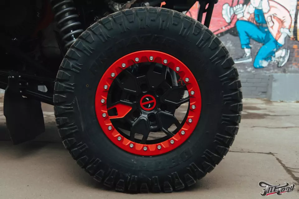 Кованый стиль для бездорожья. Новые диски для CAN-AM Maverick R X RS и фирменный шиномонтаж на стендах Hunter